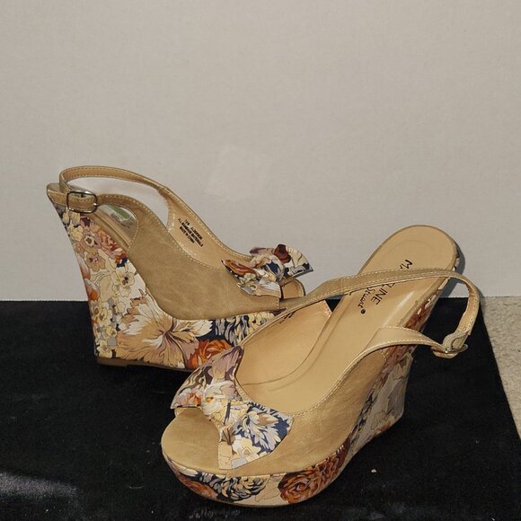Tan Flower Wedge Open Toe Sandals Size 7.5 - Picture 11 of 11